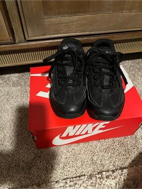 Nike Black Low-Top Lace-Up Sneakers